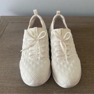 Like New Skechers Ultra Flex Quilted Washable Knit Slip-On Sneaker Off White - 9